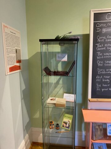 Upright display and interactive chalkboard